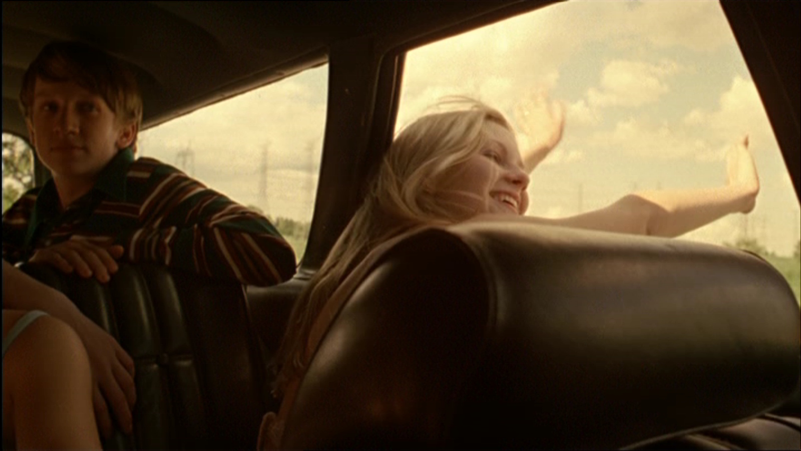 Блондинка коротком платье трахается с мужиком на заднем сидении такси